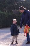 Hoog Keppel 23 april 2001
Brigitte Klynstra brengt haar zoontje voor het eerstnaar school. 
Prins Carlos was er niet bij.