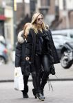 Amsterdam 14 januari 2009
Candy Dulfer met leren broek enhoge hakken aan het winkelen op de cornelis schuytstraat.
Peter Smulders bv