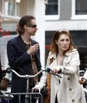 Amsterdam 27 mei 2008
Hans Teeuwen en Carice v Houten aan de wandel in Amsterdam.