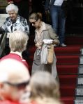 Amsterdam 5 juni 2008
Celine Dion haar man Rene en dochter vertrekken uit het Amstel Hotel om vanaf schiphol oost met een prive vliegtuig naar Denemarken te vliegen.
Celine nam alle tijd om de fans een handtekening te geven en om met ze op de foto te gaan.