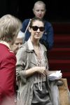 Amsterdam 5 juni 2008
Celine Dion haar man Rene en dochter vertrekken uit het Amstel Hotel om vanaf schiphol oost met een prive vliegtuig naar Denemarken te vliegen.
Celine nam alle tijd om de fans een handtekening te geven en om met ze op de foto te gaan.