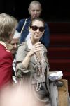 Amsterdam 5 juni 2008
Celine Dion haar man Rene en dochter vertrekken uit het Amstel Hotel om vanaf schiphol oost met een prive vliegtuig naar Denemarken te vliegen.
Celine nam alle tijd om de fans een handtekening te geven en om met ze op de foto te gaan.