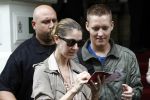 Amsterdam 5 juni 2008
Celine Dion haar man Rene en dochter vertrekken uit het Amstel Hotel om vanaf schiphol oost met een prive vliegtuig naar Denemarken te vliegen.
Celine nam alle tijd om de fans een handtekening te geven en om met ze op de foto te gaan.