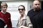 Amsterdam 5 juni 2008
Celine Dion haar man Rene en dochter vertrekken uit het Amstel Hotel om vanaf schiphol oost met een prive vliegtuig naar Denemarken te vliegen.
Celine nam alle tijd om de fans een handtekening te geven en om met ze op de foto te gaan.
