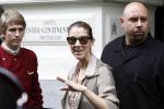 Amsterdam 5 juni 2008
Celine Dion haar man Rene en dochter vertrekken uit het Amstel Hotel om vanaf schiphol oost met een prive vliegtuig naar Denemarken te vliegen.
Celine nam alle tijd om de fans een handtekening te geven en om met ze op de foto te gaan.