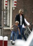 Weesp 27 april 2008
Wendy v Dijk met Sem en Chris zegers met.. zitten op terras iets te eten .
Peter Smulders bv