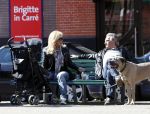 Amsterdam 1 april 2009
Connie en hans Breukhoven met kleindochter en hond op een bankje op de cornelis schuytstraat.
Peter Smulders bv