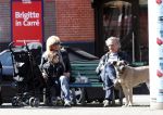 Amsterdam 1 april 2009
Connie en hans Breukhoven met kleindochter en hond op een bankje op de cornelis schuytstraat.
Peter Smulders bv