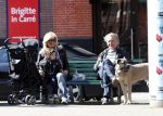 Amsterdam 1 april 2009
Connie en hans Breukhoven met kleindochter en hond op een bankje op de cornelis schuytstraat.
Peter Smulders bv