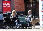 Amsterdam 1 april 2009
Connie en hans Breukhoven met kleindochter en hond op een bankje op de cornelis schuytstraat.
Peter Smulders bv