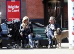Amsterdam 1 april 2009
Connie en hans Breukhoven met kleindochter en hond op een bankje op de cornelis schuytstraat.
Peter Smulders bv