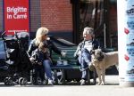 Amsterdam 1 april 2009
Connie en hans Breukhoven met kleindochter en hond op een bankje op de cornelis schuytstraat.
Peter Smulders bv