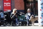 Amsterdam 1 april 2009
Connie en hans Breukhoven met kleindochter en hond op een bankje op de cornelis schuytstraat.
Peter Smulders bv