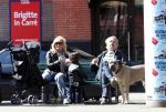 Amsterdam 1 april 2009
Connie en hans Breukhoven met kleindochter en hond op een bankje op de cornelis schuytstraat.
Peter Smulders bv
