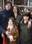 Amsterdam 12 april 2008
Daniel Boissevain met vrouw en kinderen bij de premiere van Morrison krijgt een zusje.