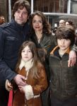 Amsterdam 12 april 2008
Daniel Boissevain met vrouw en kinderen bij de premiere van Morrison krijgt een zusje.