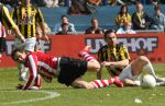 Arnhem, 20 April 2008 Kompetitiewedstrijd Vitesse-PSV, eindstand 0-1 Seizoen 2007/2008
PSV Landskampioen en wordt er dus feest gevierd
Danko Lazovic is onderuit gehaald door Sebastien Sansoni