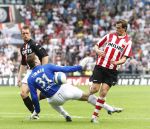 Eindhoven, 23 September 2007 Seizoen 2007/2008 Kompetitewedstrijd PSV-Feyenoord, eindstand 4-0
Danko Lazovic omspeelt Henk Timmer maar weet niet tot scoren te komen.