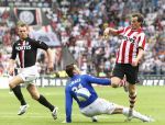 Eindhoven, 23 September 2007 Seizoen 2007/2008 Kompetitewedstrijd PSV-Feyenoord, eindstand 4-0
Danko Lazovic omspeelt Henk Timmer maar weet niet tot scoren te komen.