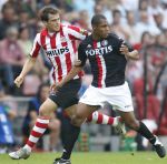 Eindhoven, 23 September 2007 Seizoen 2007/2008 Kompetitewedstrijd PSV-Feyenoord, eindstand 4-0
Danko Lazovic in duel met Andre Bahia