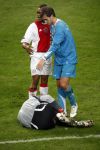 Amsterdam, 30 Januari 2008 Kompetitiewedstrijd AJAX-PSV, eindstand 0-2
Seizoen 2007/2008
Danko Lazovic troost de aanstellerige keeper van AJAX die voor dood op de grond ligt en niet eens is geraakt en Lazovic en onrechte een gele krijgt van Jan Wegereef