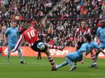 Eindhoven, 13 April 2008 Kampioenswedstrijd PSV-FC Twente, eindstand 1-1 Seizoen 2007/2008. PSV daardoor nog niet kampioen.
Danny Koevermans in een duel met Robbie Wielaert