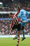 Eindhoven, 13 April 2008 Kampioenswedstrijd PSV-FC Twente, eindstand 1-1 Seizoen 2007/2008. PSV daardoor nog niet kampioen.
Danny Koevermans in een luchtduel met Douglas