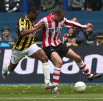 Arnhem, 20 April 2008 Kompetitiewedstrijd Vitesse-PSV, eindstand 0-1 Seizoen 2007/2008
PSV Landskampioen
Danny Koevermans in duel Civard Sprockel