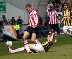 Arnhem, 20 April 2008 Kompetitiewedstrijd Vitesse-PSV, eindstand 0-1 Seizoen 2007/2008
PSV Landskampioen
Danny Koevermans in duel Sebastien Sansoni