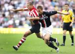 Eindhoven, 23 September 2007 Seizoen 2007/2008 Kompetitewedstrijd PSV-Feyenoord, eindstand 4-0
Danny Koevermans in duel met Kevin Hofland