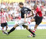 Eindhoven, 23 September 2007 Seizoen 2007/2008 Kompetitewedstrijd PSV-Feyenoord, eindstand 4-0
Danny Koevermans in duel met Kevin Hofland