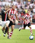 Eindhoven, 23 September 2007 Seizoen 2007/2008 Kompetitewedstrijd PSV-Feyenoord, eindstand 4-0
Danny Koevermans in duel met Theo Lucius