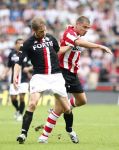 Eindhoven, 23 September 2007 Seizoen 2007/2008 Kompetitewedstrijd PSV-Feyenoord, eindstand 4-0
Danny Koevermans in duel met Theo Lucius