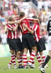 Eindhoven, 23 September 2007 Seizoen 2007/2008 Kompetitewedstrijd PSV-Feyenoord, eindstand 4-0
Danny Koevermans is blij met zijn doelpunt (4-0) em wordt gefeliciteerd door Jan Kromkamp en Tommy v d Leegte