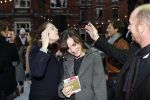 Amsterdam 22 november 2007
Daphne Bunskoek reikt op haar verjaardag de nieuwe cd van Bearforce 1 uit op de schatsbaan op het leidseplein.