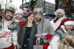 Amsterdam 22 november 2007
Daphne Bunskoek reikt op haar verjaardag de nieuwe cd van Bearforce 1 uit op de schaatsbaan op het leidseplein.