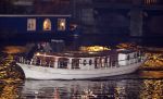 Amsterdam 22 november 2007
Daphne Bunskoek viert haar verjaardag met vrienden en Wessel v Diepen op een boot . Ook krijgt ze van vrienden een nieuwe fiets omdat haar oude fiets afgelopen week gestolen is.