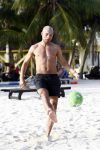Curacao 2 janjuari 2009
Jan Smit Demy de Zeeuw Nick Schilder en Simon Keizer aan het voetvolleyballen op het strand bij lions Dive.
Yolanthe Cabau v Kasbergen en de vriendinnen van Demy en Nick moedigen ze aan.
Peter Smulders bv