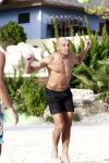 Curacao 2 janjuari 2009
Jan Smit Demy de Zeeuw Nick Schilder en Simon Keizer aan het voetvolleyballen op het strand bij lions Dive.
Yolanthe Cabau v Kasbergen en de vriendinnen van Demy en Nick moedigen ze aan.
Peter Smulders bv