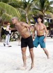 Curacao 2 janjuari 2009
Jan Smit Demy de Zeeuw Nick Schilder en Simon Keizer aan het voetvolleyballen op het strand bij lions Dive.
Yolanthe Cabau v Kasbergen en de vriendinnen van Demy en Nick moedigen ze aan.
Peter Smulders bv