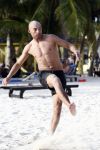 Curacao 2 janjuari 2009
Jan Smit Demy de Zeeuw Nick Schilder en Simon Keizer aan het voetvolleyballen op het strand bij lions Dive.
Yolanthe Cabau v Kasbergen en de vriendinnen van Demy en Nick moedigen ze aan.
Peter Smulders bv