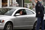 Amsterdam 20 maart 2008
Dennis v Tellingen wordt aangehouden door politie agent voor niet handsfree bellen in de auto.
Peter Smulders bv