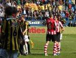 Arnhem, 20 April 2008 Kompetitiewedstrijd Vitesse-PSV, eindstand 0-1 Seizoen 2007/2008
PSV Landskampioen
Dirk Marcellis viert feest met Timmy Simons