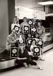 1981 Dolly Dots met een Gouden plaat en hun manager Kees v Leeuwen
