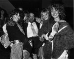 Dolly Dots met hun platenbaas Ben Bunders in 1982