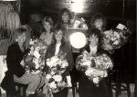 1984 Dolly Dots op bezoek bij RUR Jan Lenferink krijgen een Gouden LP