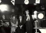 1984 Dolly Dots op bezoek bij RUR Jan Lenferink krijgen een Gouden LP