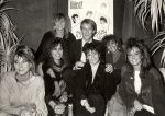 1984 Dolly Dots op bezoek bij RUR Jan Lenferink krijgen een Gouden LP