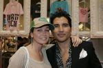 Amsterdam 14 april 2005
Marie Claire 15 jaar oud. Verkoop t shirts t.b.v. kankerbestrijding.
Do zangeres met petje en Rodrigo Otazu
Peter Smulders bv