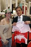 Amsterdam 14 april 2005
Marie Claire 15 jaar oud. Verkoop t shirts t.b.v. kankerbestrijding.
Do zangeres met petje en hr Pim de Wit (sanoma)
Dominique v Hulst